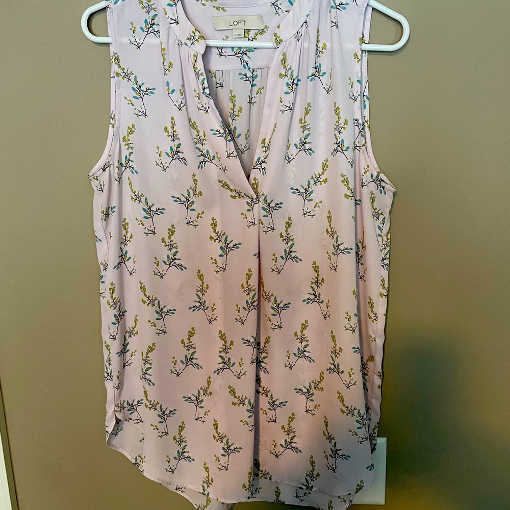 Beautiful LOFT soft sleeveless top. Stunning top on great condition.